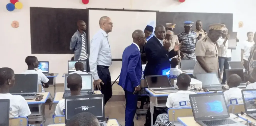 FERKÉ SOLAR offre une salle informatique et du matériel médical à FERKESSÉDOUGOU